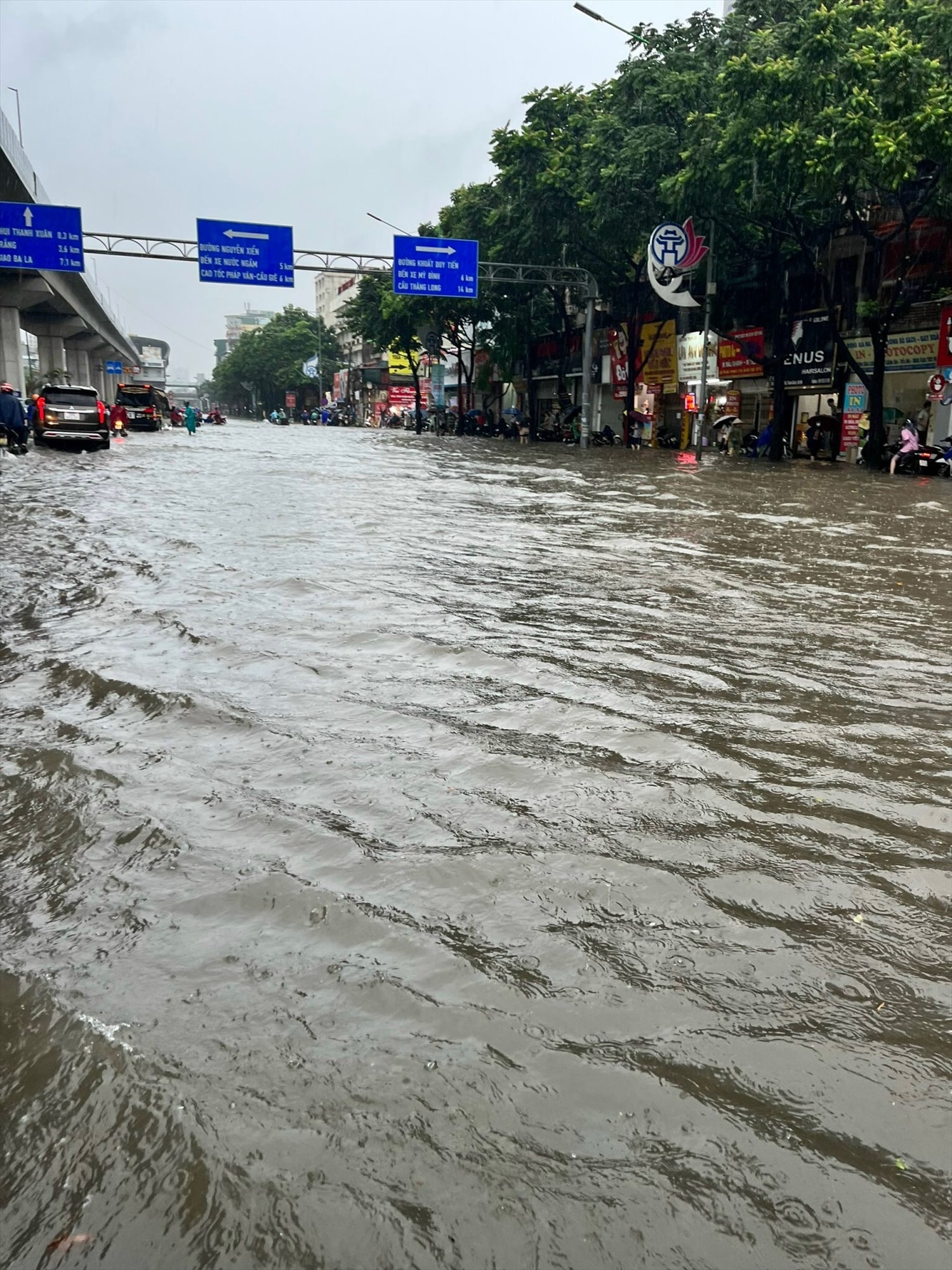 Nhiều tuyến phố tại Hà Nội ngập trong biển nước Nhiều tuyến phố tại Hà Nội ngập trong biển nước