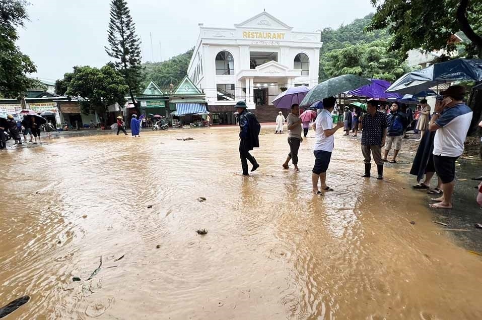 Mưa lớn tiếp diễn gây ngập nặng tại nhiều địa phương (Ảnh: Thanh Hải) Mưa lớn tiếp diễn gây ngập nặng tại nhiều địa phương (Ảnh: Thanh Hải)