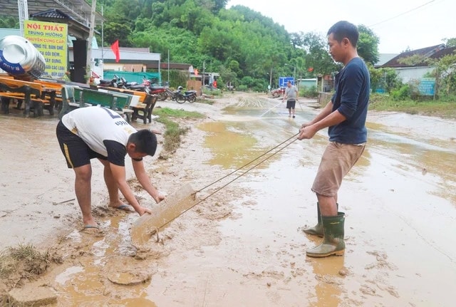 Thu dọn bùn đất, sình lầy tại các điểm ngập lụt (Ảnh: TL)