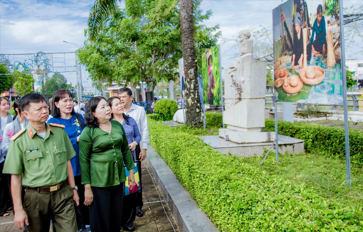 Lãnh đạo tỉnh Hậu Giang cùng đông đảo Nhân dân, du khách tham quan các bức ảnh về áo bà ba trưng bày tại triển lãm