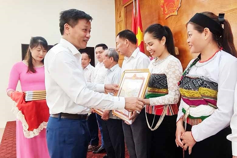 Ông Nguyễn Xuân Hải - Phó Chủ tịch UBND huyện Thọ Xuân trao Giấy khen cho các cá nhân  đã có thành tích tiêu biểu, điển hình tiên tiến trong vùng đồng bào DTTS và miền núi huyện Thọ Xuân giai đoạn 2021 - 2023