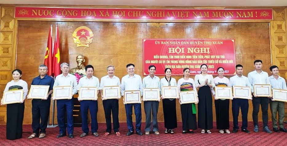 Các cá nhân được Chủ tịch UBND huyện Thọ Xuân tặng Giấy khen vì đã có thành tích tiêu biểu, điển hình tiên tiến trong vùng đồng bào DTTS và miền núi huyện Thọ Xuân giai đoạn 2021 - 2023