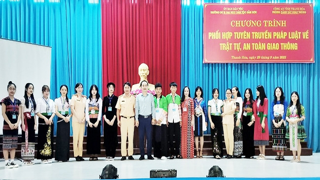 Ban Giám hiệu Nhà trường và các sinh viên chụp ảnh lưu niệm cùng cán bộ Phòng Cảnh sát Giao thông tại buổi tuyên truyền