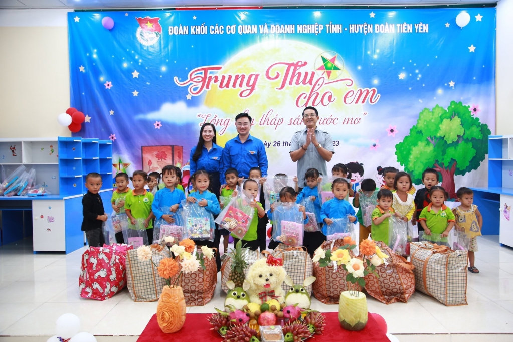 Đoàn Khối các cơ quan và doanh nghiệp tỉnh phối hợp với Huyện Đoàn Tiên Yên tổ chức Chương trình Trung thu cho em với chủ đề “Lồng đèn thắp sáng ước mơ” 