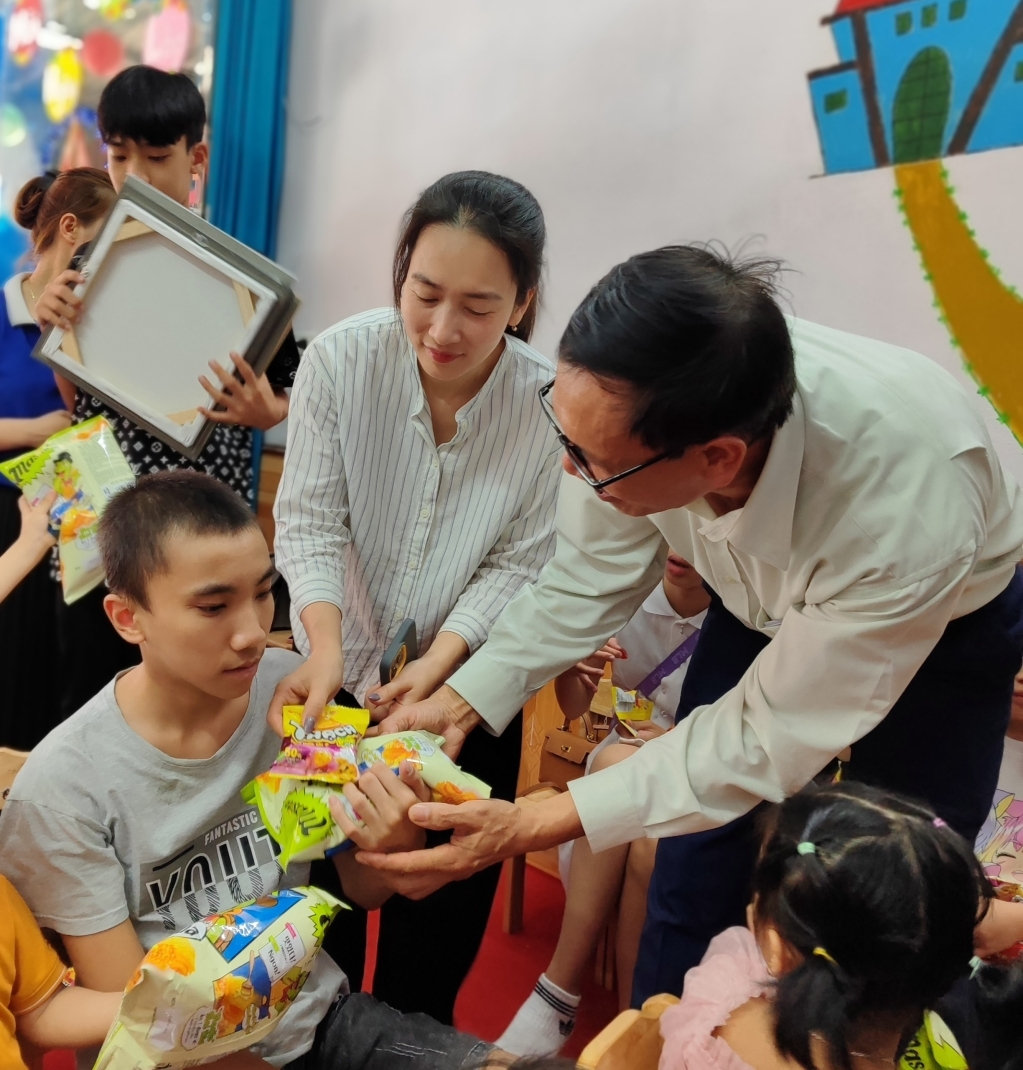 Lãnh đạo Hội Bảo trợ Người khuyết tật và Trẻ mồ côi tỉnh Quảng Ninh cùng nhà hảo tâm tặng quà Trung thu cho trẻ tại Trung tâm Hỗ trợ phát triển giáo dục hòa nhập Hướng Dương (phường Mạo Khê, TX Đông Triều)