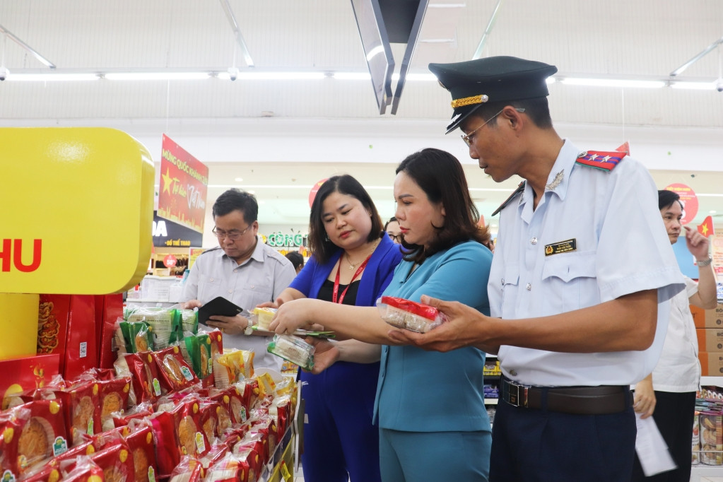 Để quản lý tốt về thị trường, đảm bảo an toàn thực phẩm, các ngành chức năng của tỉnh đã thành lập 3 đoàn kiểm tra liên ngành cấp tỉnh, kiểm tra tại 13/13 địa phương