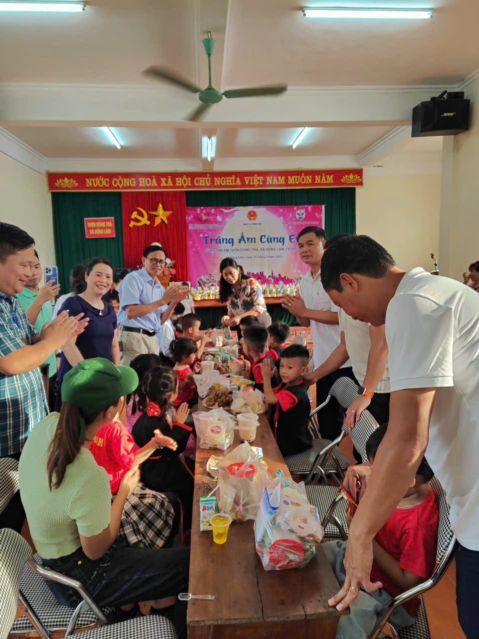 Người khuyết tật và Trẻ mồ côi tỉnh cùng nhà hảo tâm thăm, tặng quà Trung thu cho trẻ  các xã vùng cao