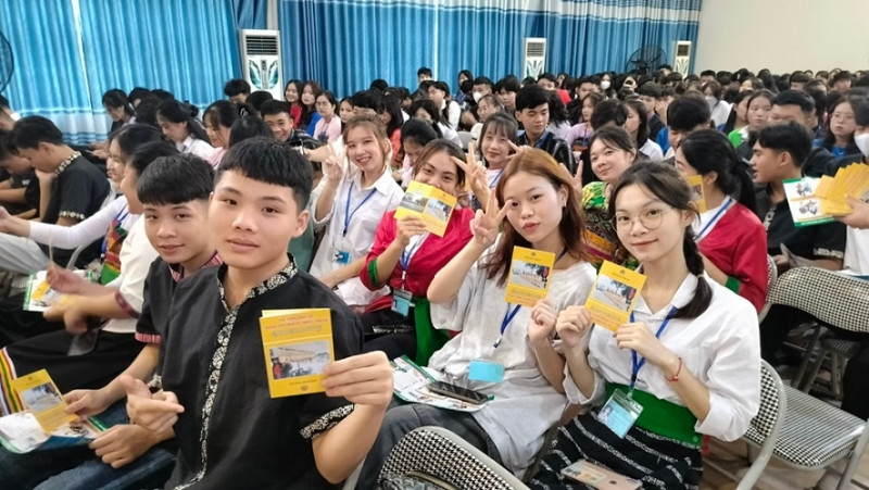 Các tân sinh viên tại buổi tuyên truyền, nâng cao hiểu biết các quy định của pháp luật về trật tự, an toàn giao thông