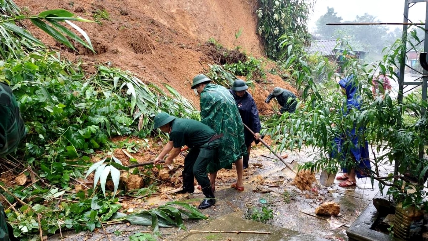 Cán bộ Đồn Biên phòng Na Loi, BĐBP Nghệ An phối hợp với địa phương, các lực lượng tích cực khắc phục các điểm đất đá sạt lở bảo đảm xe máy lưu thông. (Ảnh: Lê Thạch)