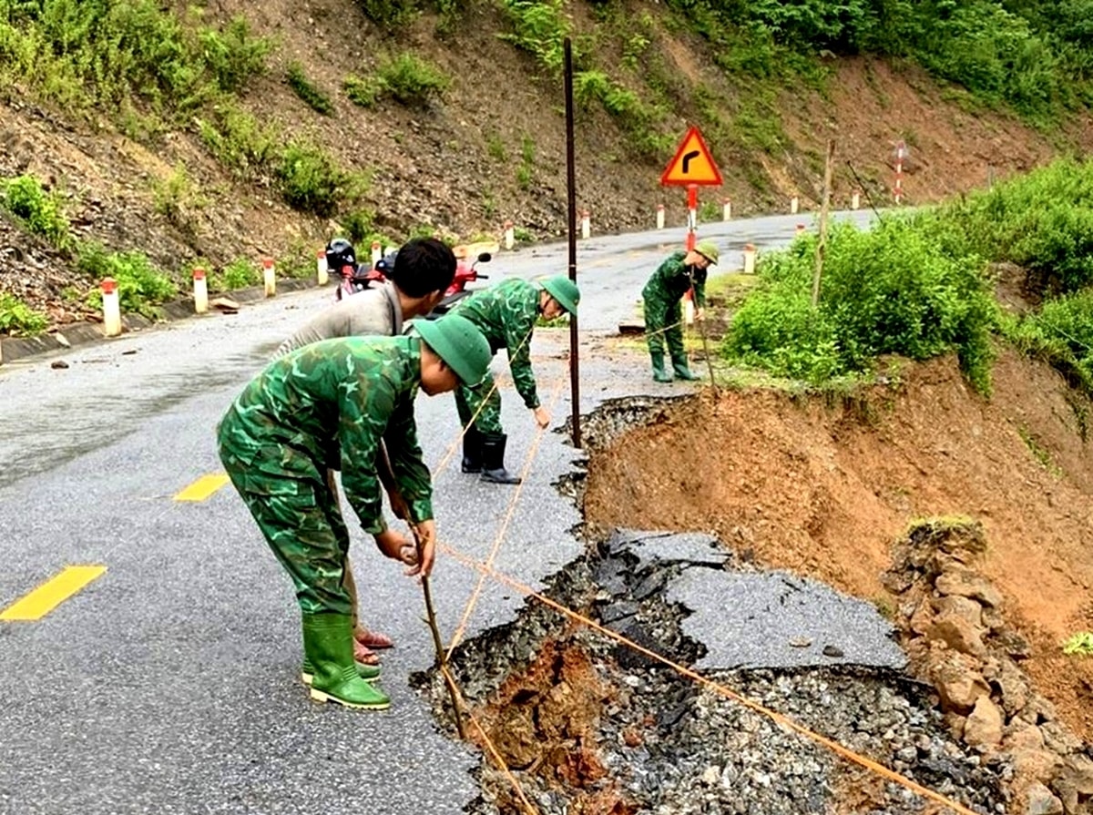 Cán bộ Đồn Biên phòng Na Loi phối hợp với địa phương, các lực lượng tích cực khắc phục các điểm đất đá sạt lở  bảo đảm giao thông. (Ảnh: Lê Thạch)