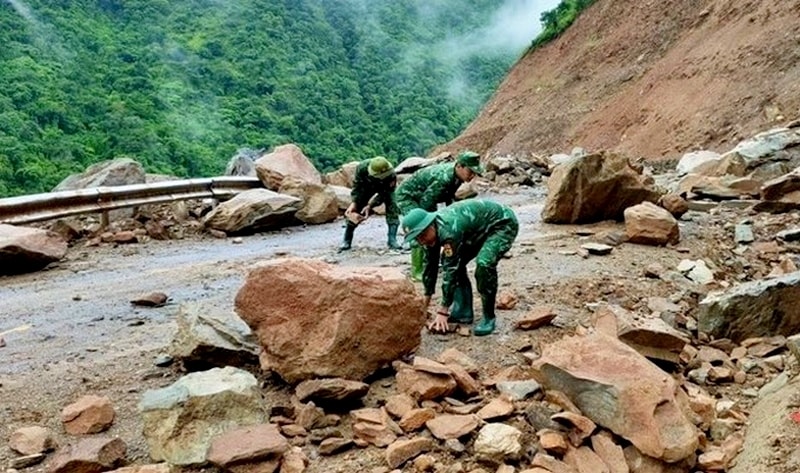 Cán bộ Đồn Biên phòng Mường Ải, BĐBP Nghệ An giúp dân khắc phục điểm sạt lở. (Ảnh: Hải Thượng)