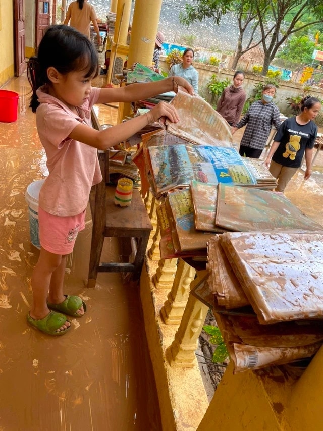 Sách vở, đồ dùng học tập của học sinh bị chìm trong biển nước (Ảnh: TL)
