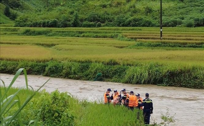 Nỗ lực tìm kiếm nạn nhân bị bị lũ cuốn trôi (Ảnh: TL)