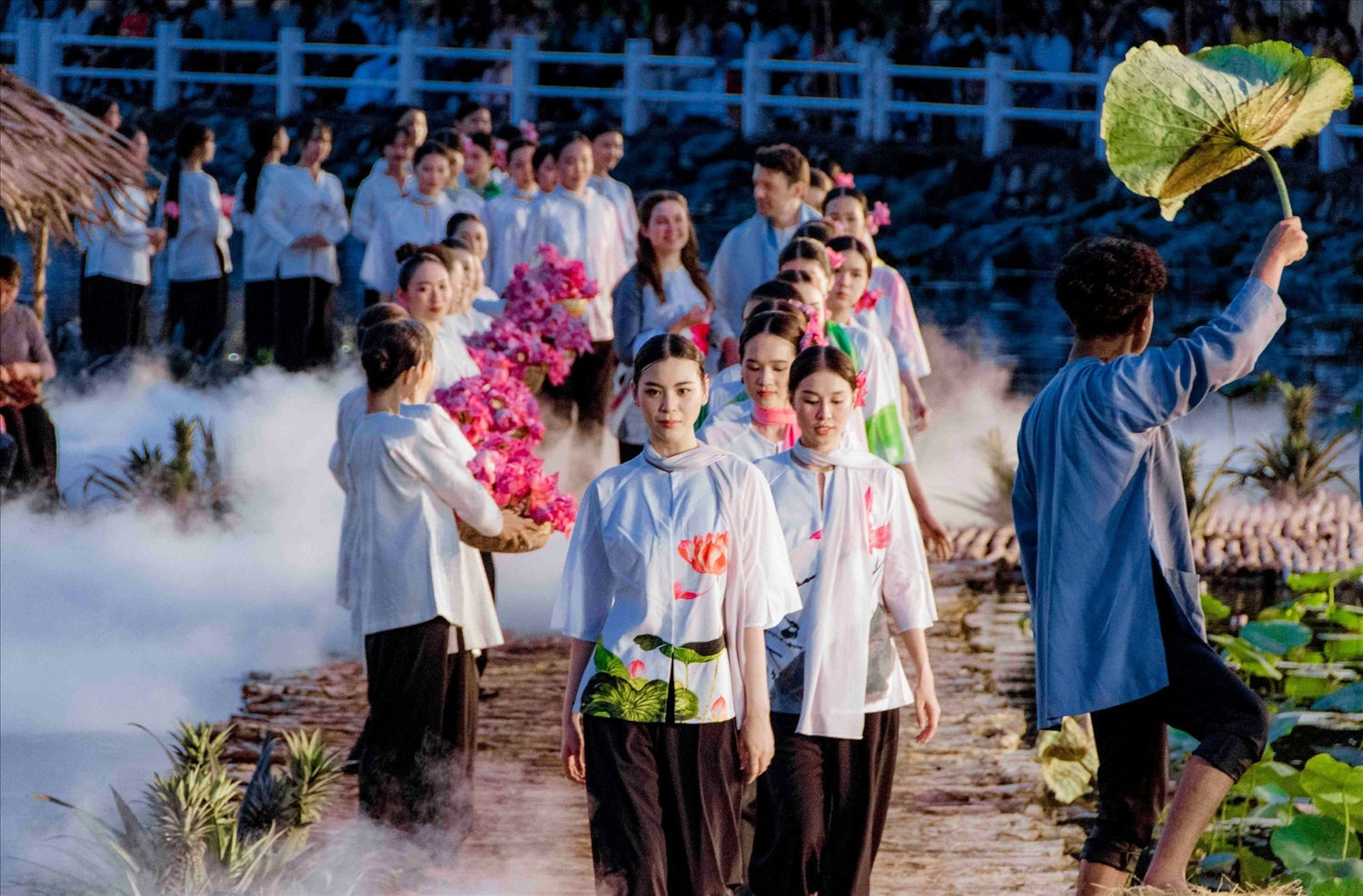 Bộ sưu tập Hoa sen trình diễn tại khai mạc Festival Áo bà ba - Hậu Giang 2023.