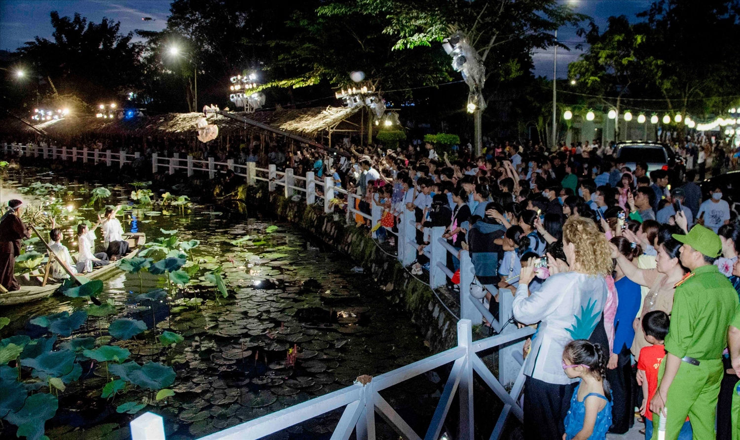 Rất đông khán giả đến xem trình diễn áo bà ba tại lễ khai mạc Festival Áo bà ba - Hậu Giang 2023.