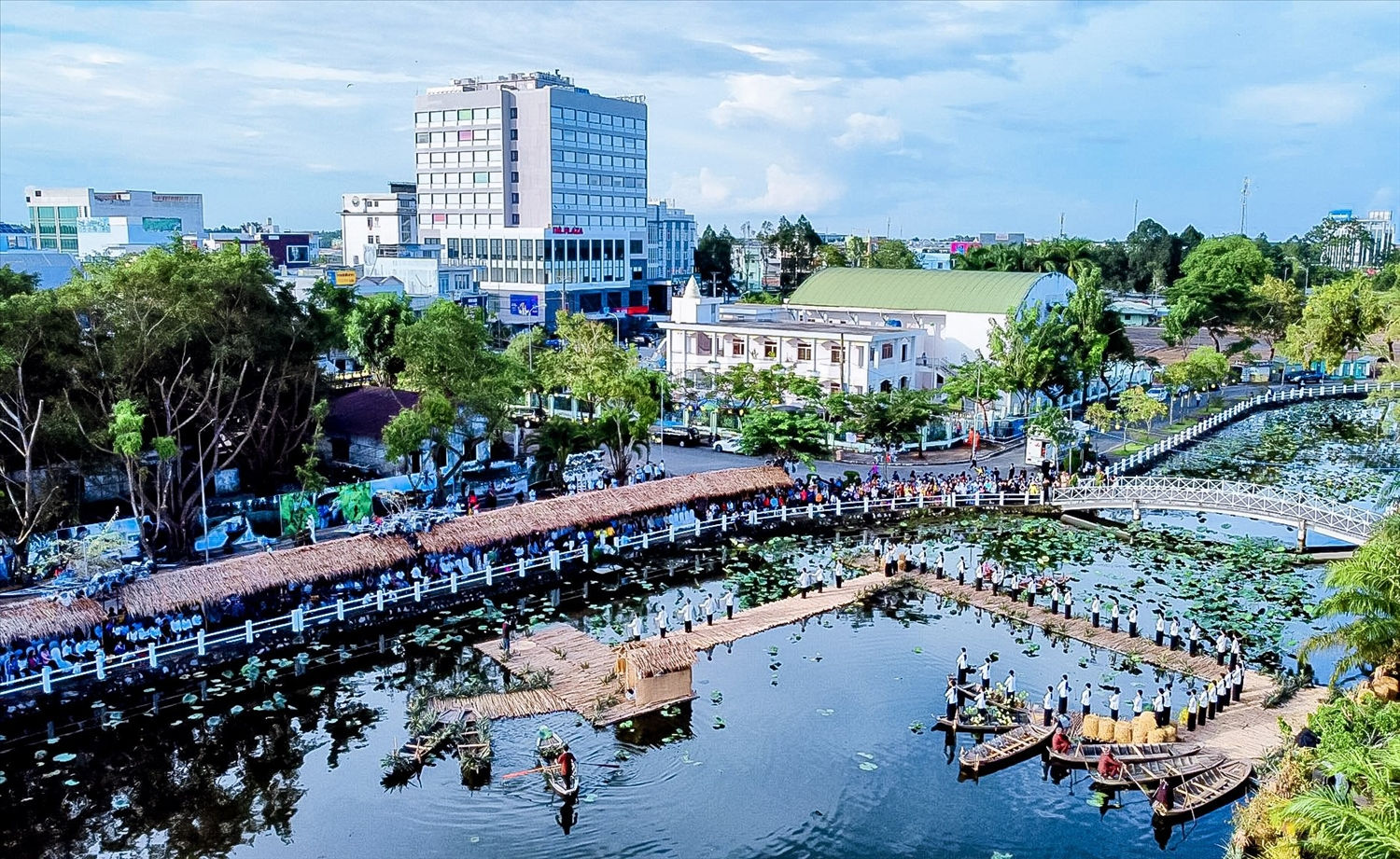 Rất đông khán giả đến xem trình diễn áo bà ba tại lễ khai mạc Festival Áo bà ba - Hậu Giang 2023.
