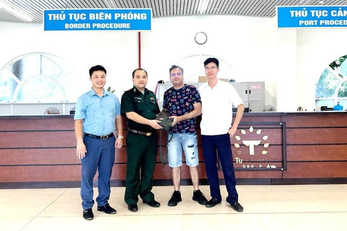 Quảng Ninh: Trạm Kiểm soát Biên phòng Tuần Châu trao trả tài sản cho du khách 