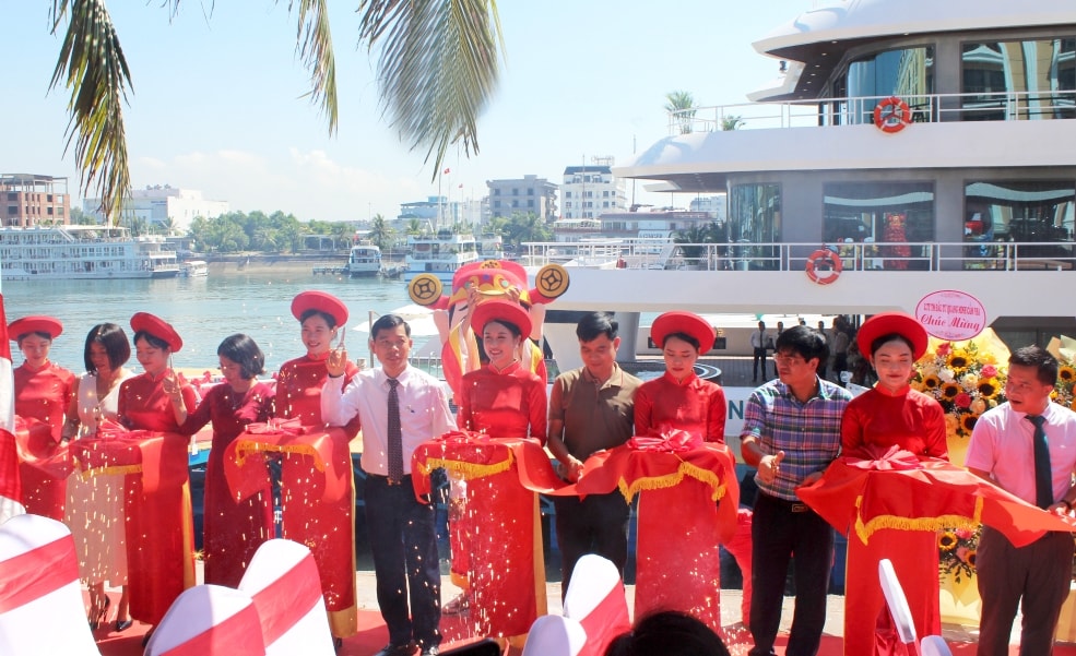Các đại biểu cắt băng khai trương du thuyền hạng sang Catherine
