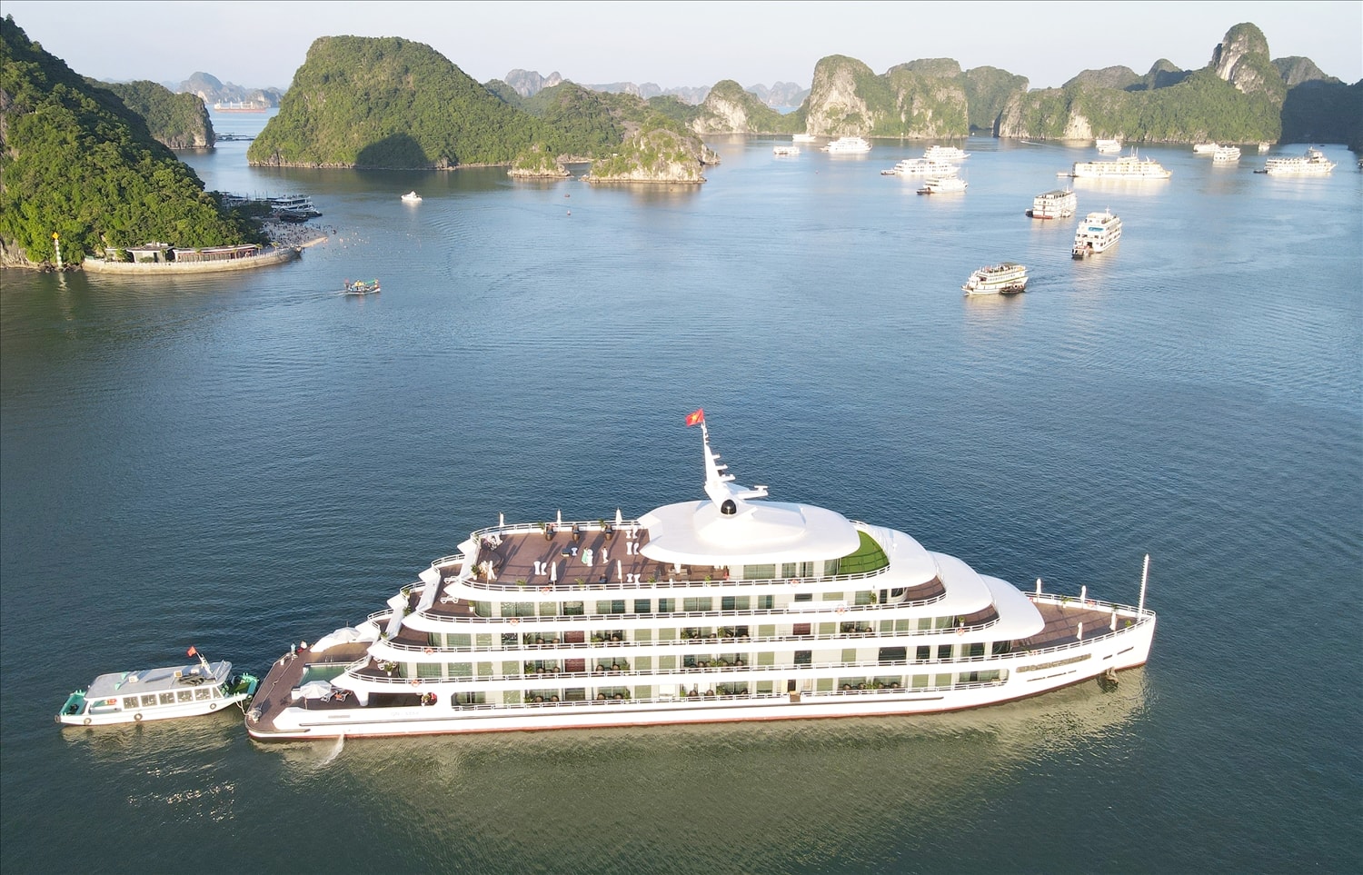 Du thuyền có chiều dài 90m và rộng 15m, sức chứa 117 hành khách ngủ đêm
