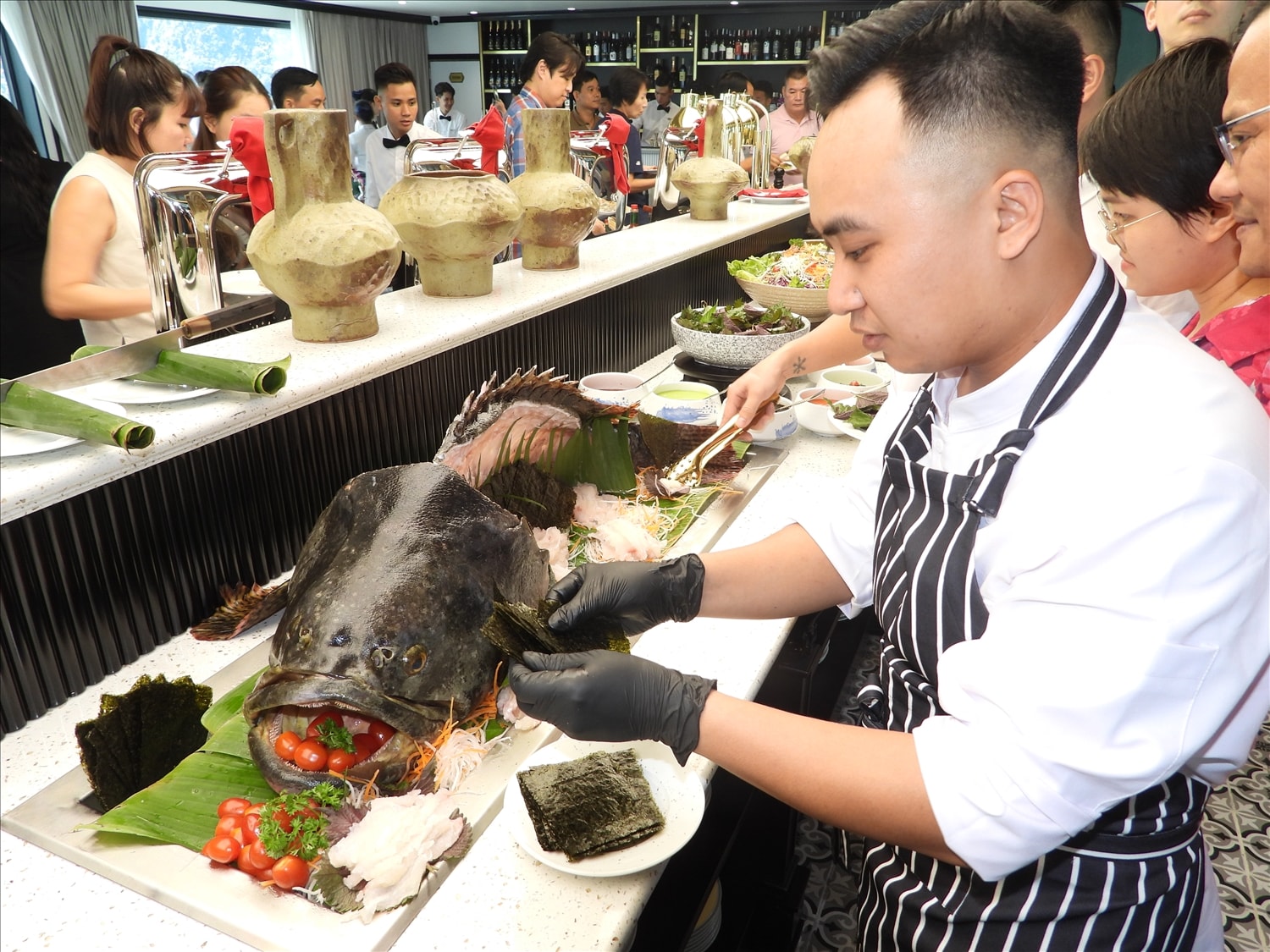 Trên du thuyền có 2 nhà hàng sang trọng, với các món ăn được chế biến bởi các đầu bếp chuyên nghiệp