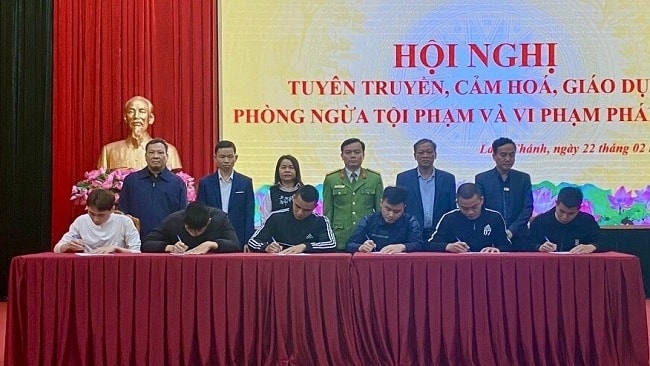 Người dân ký cam kết chấp hành tốt các quy định về pháp luật