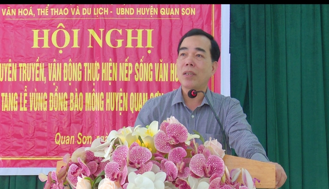 Ông Cầm Bá Tường, Phó trưởng Ban Dân tộc Thanh Hóa phát biều tại Hội nghị tuyên truyền nếp sống văn hóa trong tang lễ vùng đồng bào Mông ở Quan Sơn (Thanh Hóa).