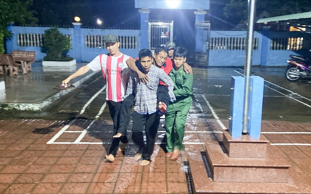 Ngư dân bị nạn trên biển đã được đưa vào bờ chữa trị Ngư dân bị nạn trên biển đã được đưa vào bờ chữa trị