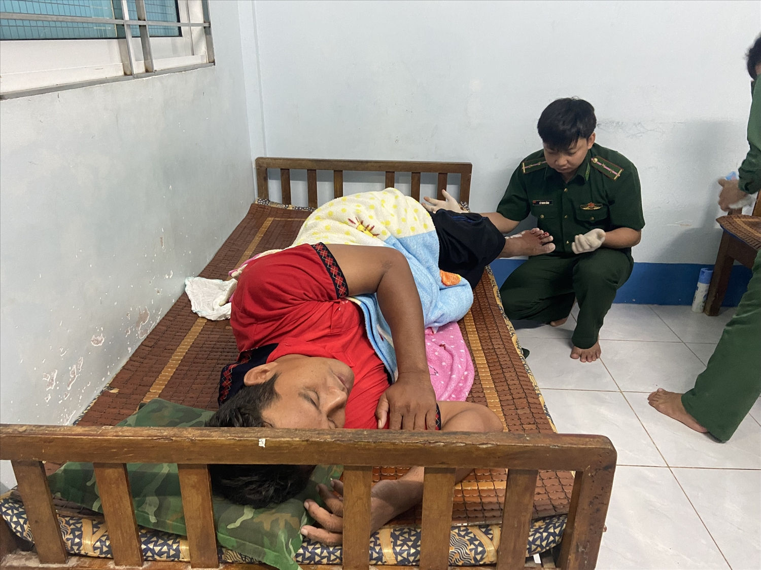 Cán bộ chiến sỹ BĐBP Cà Mau chữa trị vết thương cho ngư dân bị thương. Cán bộ chiến sỹ BĐBP Cà Mau chữa trị vết thương cho ngư dân bị thương.