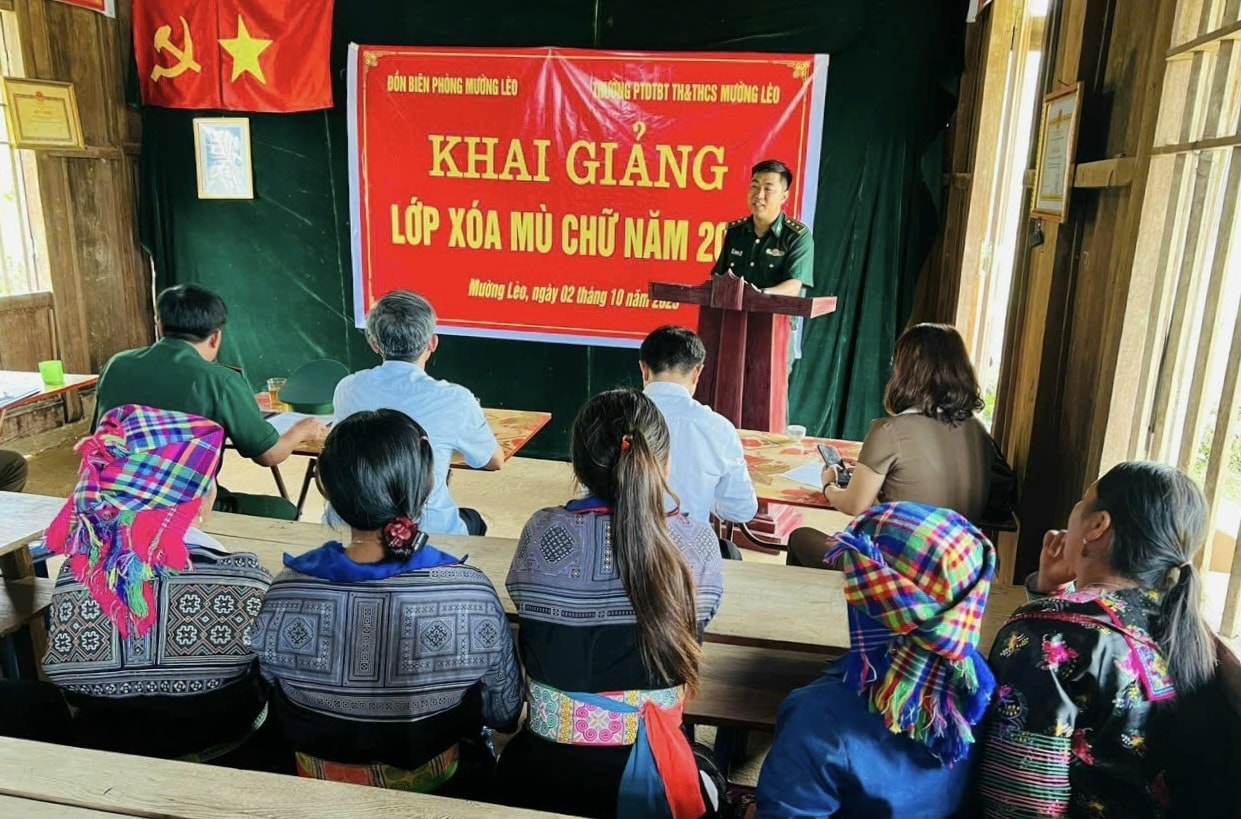 Thầy giáo Biên phòng phát biểu tại buổi khai giảng lớp học. (Ảnh: Hoàng Giáp)