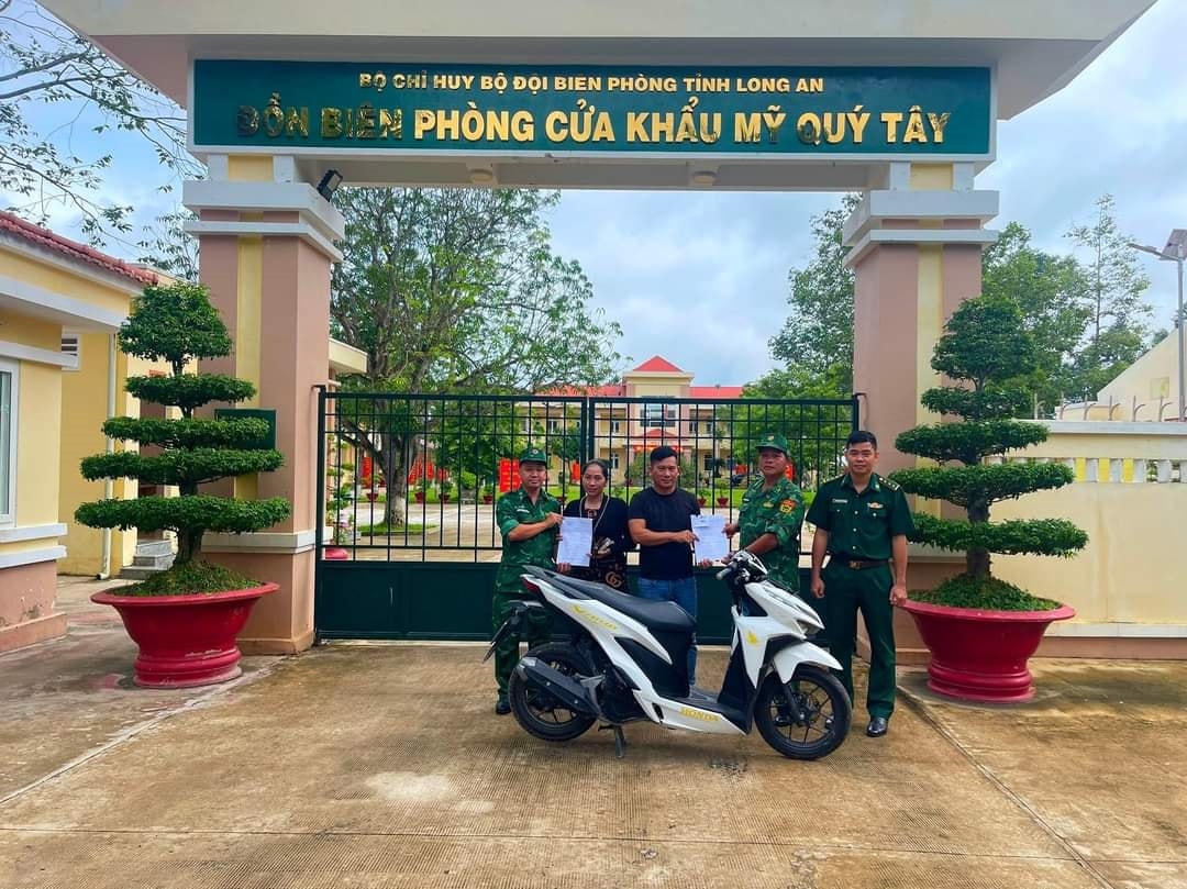 Cán bộ, chiến sĩ Đồn Biên phòng Cửa khẩu Mỹ Quý trao trả phương tiện cho người dân bị mât trộm