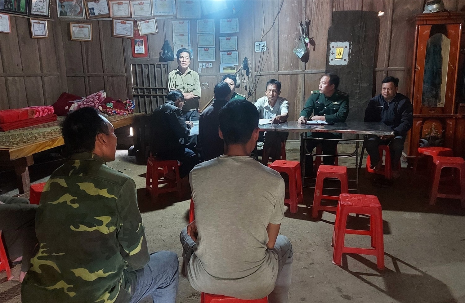 Cán bộ, chiến sĩ Đồn Biên phòng Na Ngoi phối hợp Người có uy tín địa phương tuyên truyền, vận động người dân giao nộp vũ khí, vật liệu nổ… Cán bộ, chiến sĩ Đồn Biên phòng Na Ngoi phối hợp Người có uy tín địa phương tuyên truyền, vận động người dân giao nộp vũ khí, vật liệu nổ…