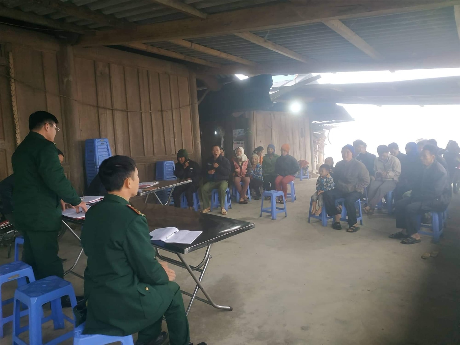 Cán bộ, chiến sĩ Đồn Biên phòng Na Ngoi phối hợp Người có uy tín địa phương tuyên truyền, vận động người dân giao nộp vũ khí, vật liệu nổ… Đồn Biên phòng Na Ngoi tổ chức cho các hộ gia đình ký cam kết không tàng trữ, sử dụng vũ khí, vật liệu nổ trái phép