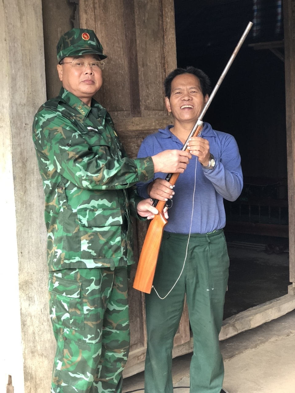 Người dân giao nộp vũ khí, vật liệu nổ cho Đồn Biên phòng Na Ngoi. Người dân giao nộp vũ khí, vật liệu nổ cho Đồn Biên phòng Na Ngoi.
