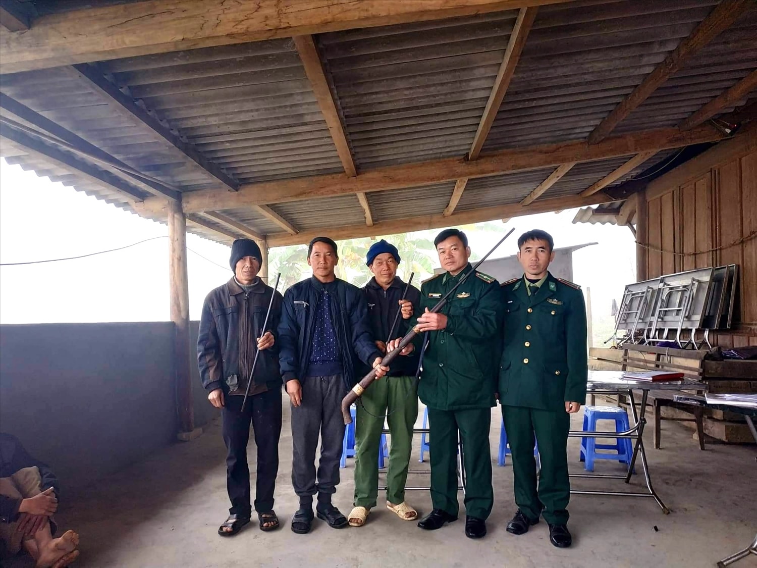 Người dân giao nộp vũ khí, vật liệu nổ cho Đồn Biên phòng Na Ngoi. Người dân giao nộp vũ khí, vật liệu nổ cho Đồn Biên phòng Na Ngoi.
