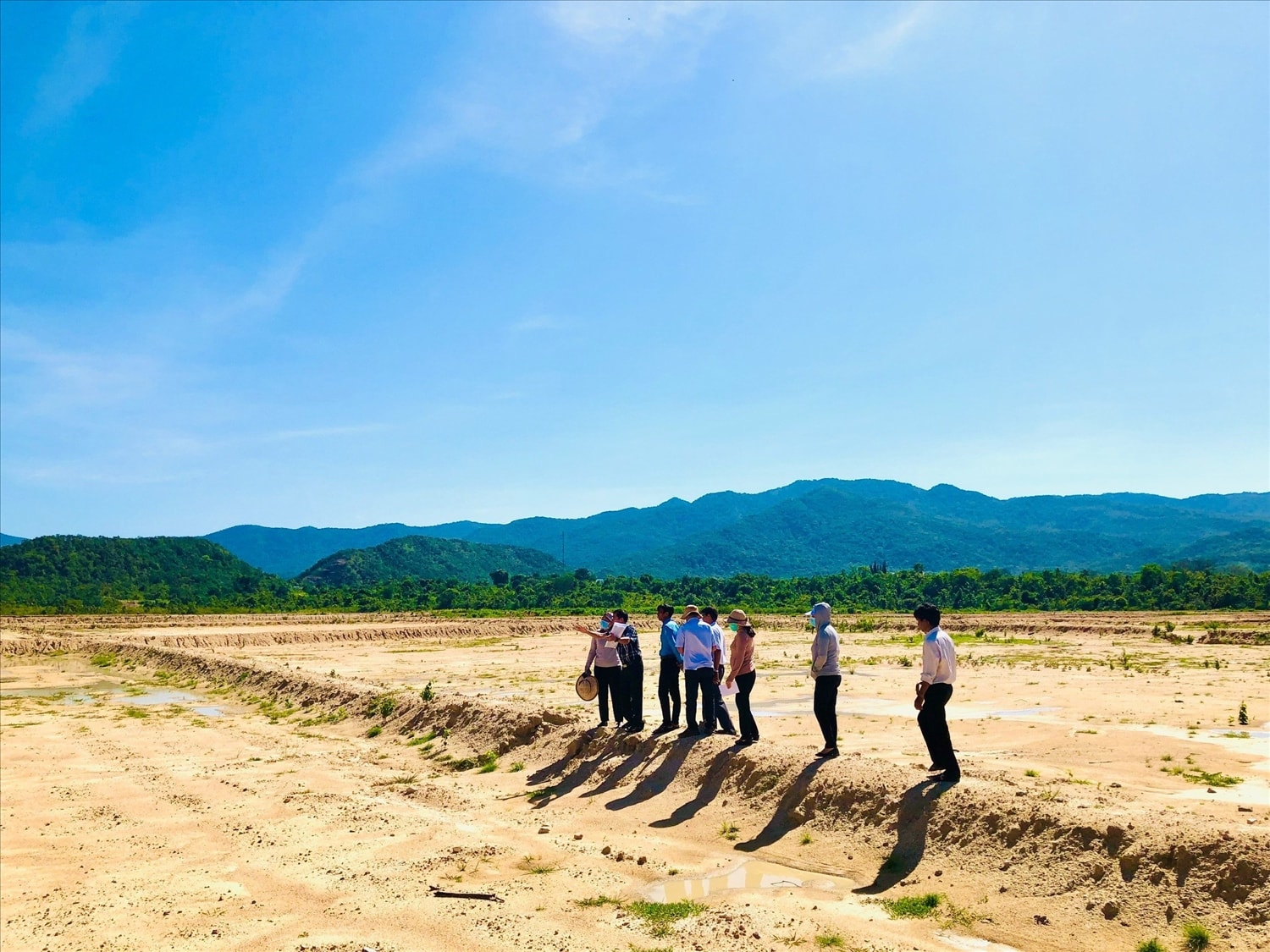Đoàn khảo sát thực tế các danh mục công trình, dự án được hỗ trợ đầu tư kết cấu hạ tầng trên địa bàn xã Phan Dũng, huyện Tuy Phong, tỉnh Bình Thuận. Đoàn khảo sát thực tế các danh mục công trình, dự án được hỗ trợ đầu tư kết cấu hạ tầng trên địa bàn xã Phan Dũng, huyện Tuy Phong, tỉnh Bình Thuận.