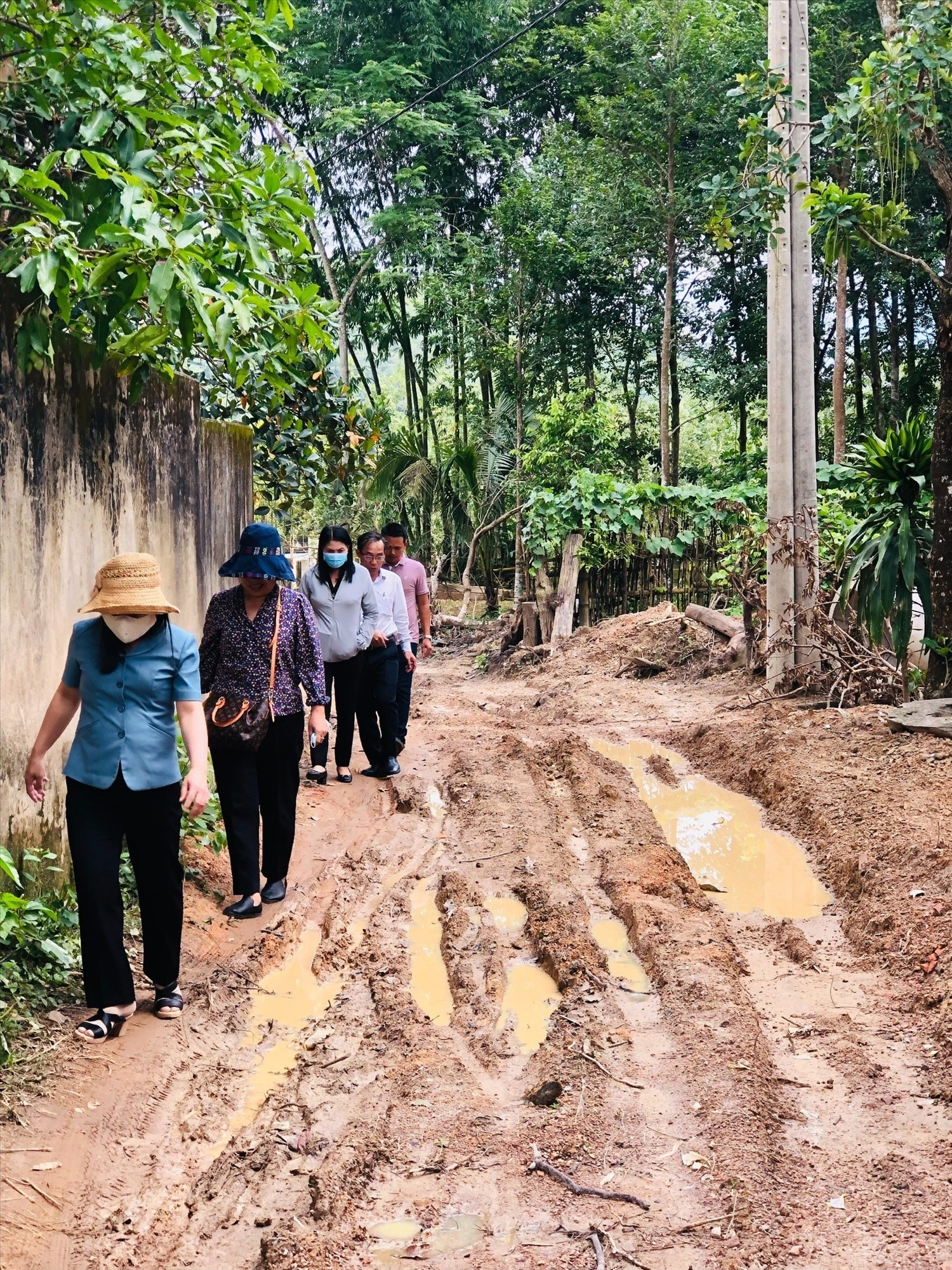Công trình nâng cấp tuyến đường xóm 5, khu phố Tân Thành, thị trấn Lạc Tánh, huyện Tánh Linh đang triển khai thi công. Công trình nâng cấp tuyến đường xóm 5, khu phố Tân Thành, thị trấn Lạc Tánh, huyện Tánh Linh đang triển khai thi công.