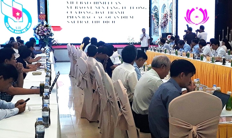 Nhà báo Nguyễn Tri Thức - Trưởng ban chuyên đề và chuyên san, Tạp chí Cộng sản trình bày tham luận