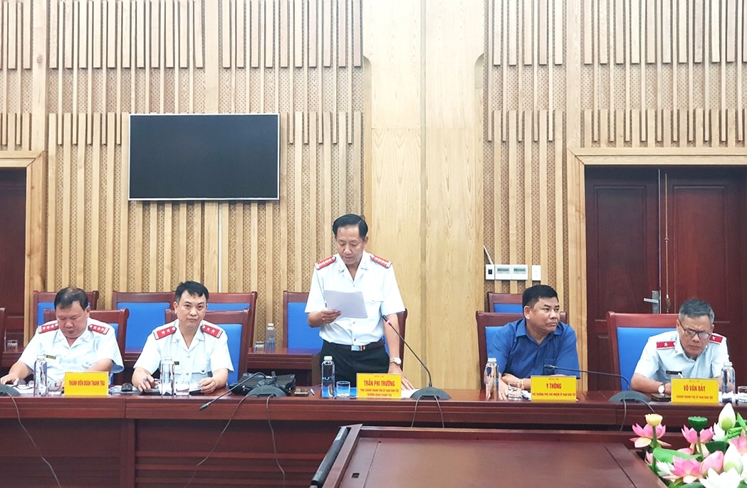 Thanh tra UBDT đọc quyết định công bố