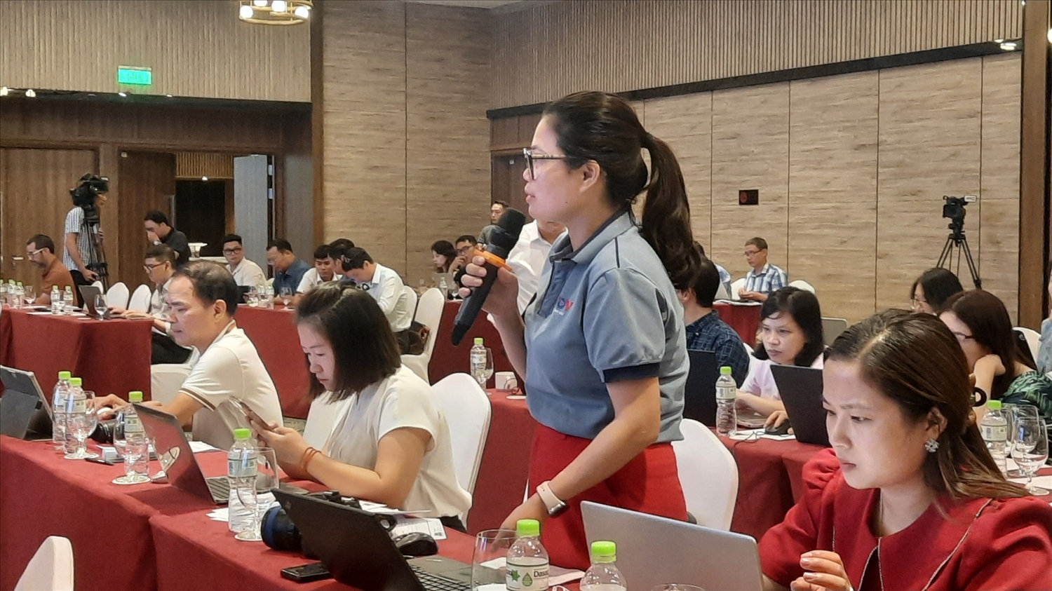 Các phóng viên đặt câu hỏi, trao đổi ngay tại buổi họp báo Các phóng viên đặt câu hỏi, trao đổi ngay tại buổi họp báo