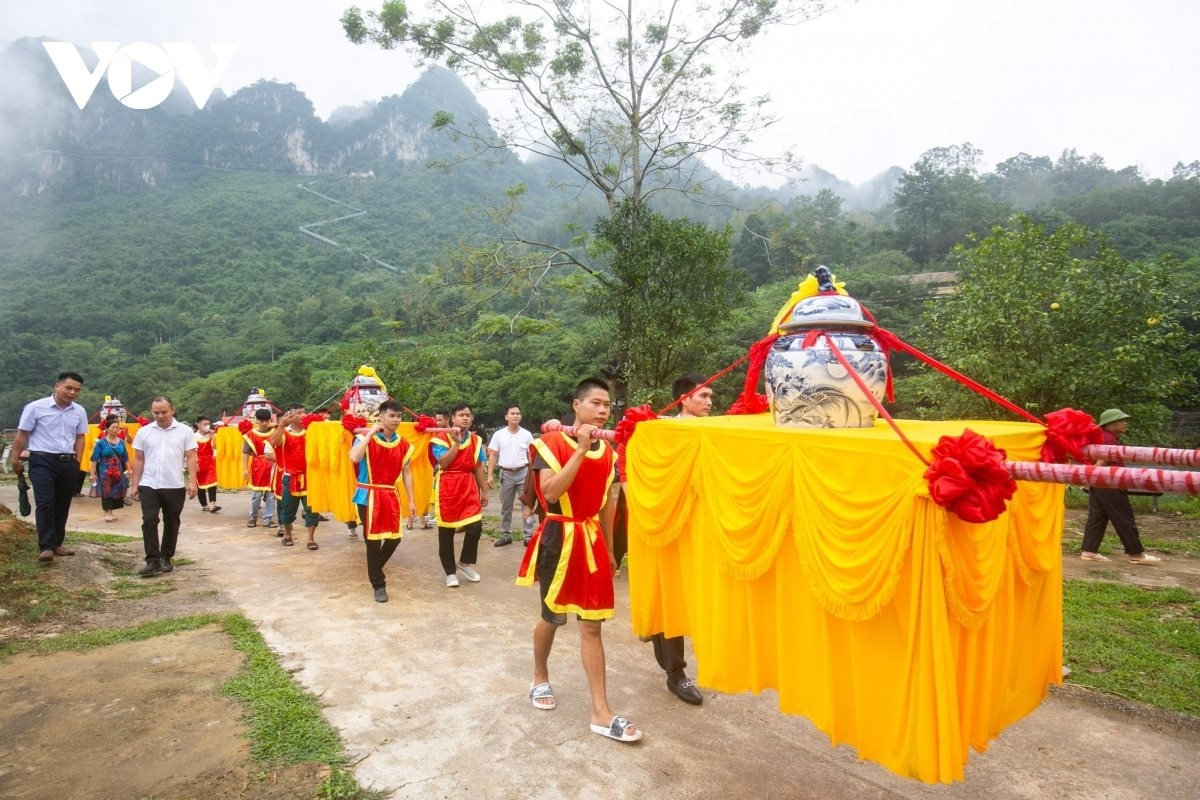 Lễ rước nước thiêng từ Thác Bản Giốc lên điện chính chùa Phật tích Trúc Lâm Bản Giốc (Nguồn: VOV)
