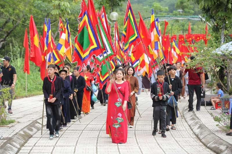 Đông đảo người dân và các du khách đến tham gia Lễ rước nước thiêng (Nguồn: Báo Công lý)