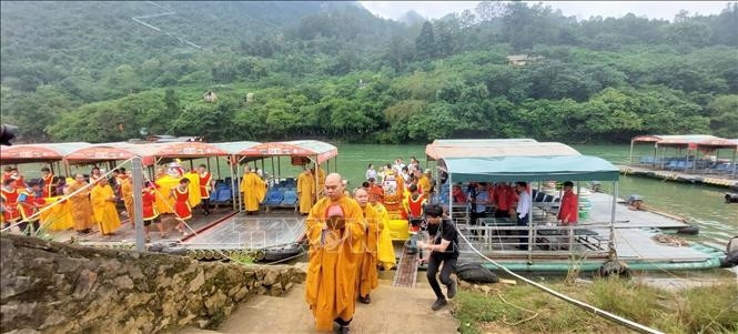 Lễ rước nước thiêng từ Thác Bản Giốc lên điện chính chùa Phật tích Trúc Lâm Bản Giốc (Nguồn: TTXVN)