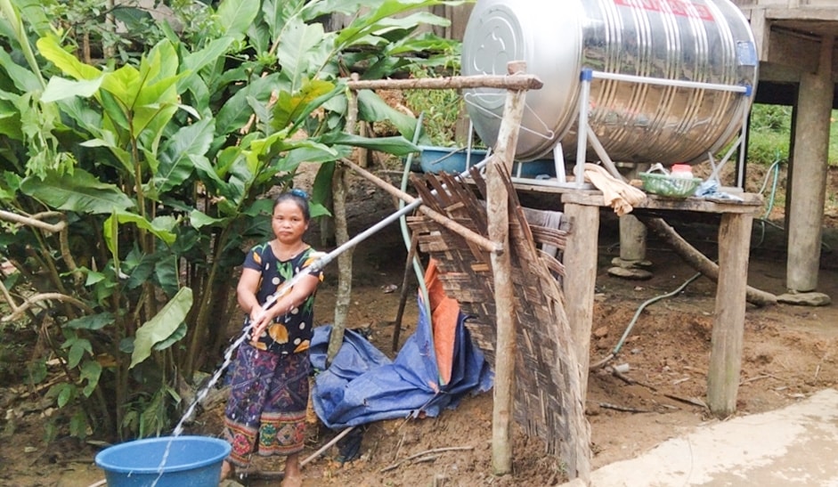 Bà Cụt Thị Huyền ở tại bản Cha Ca 2 xã Bảo Thắng huyện Kỳ Sơn bên công trình nước sạch phân tán vừa được đầu tư Bà Cụt Thị Huyền ở tại bản Cha Ca 2 xã Bảo Thắng huyện Kỳ Sơn bên công trình nước sạch phân tán vừa được đầu tư