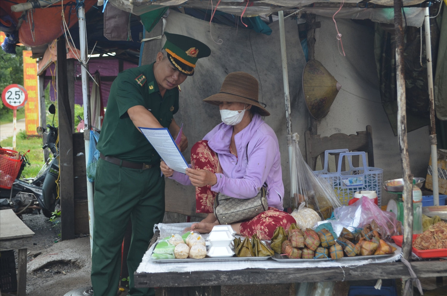 Bộ đội Biên phòng tuyên truyền pháp luật đến người dân vùng biên