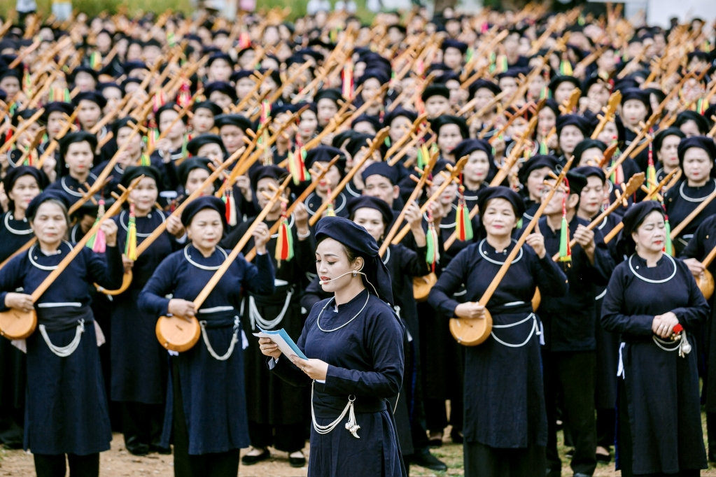 Các nghệ sĩ, diễn viên, nghệ nhân trong toàn tỉnh Cao Bằng tham gia biểu diễn Hát Then, Đàn Tính (Ảnh: Báo Cao Bằng)
