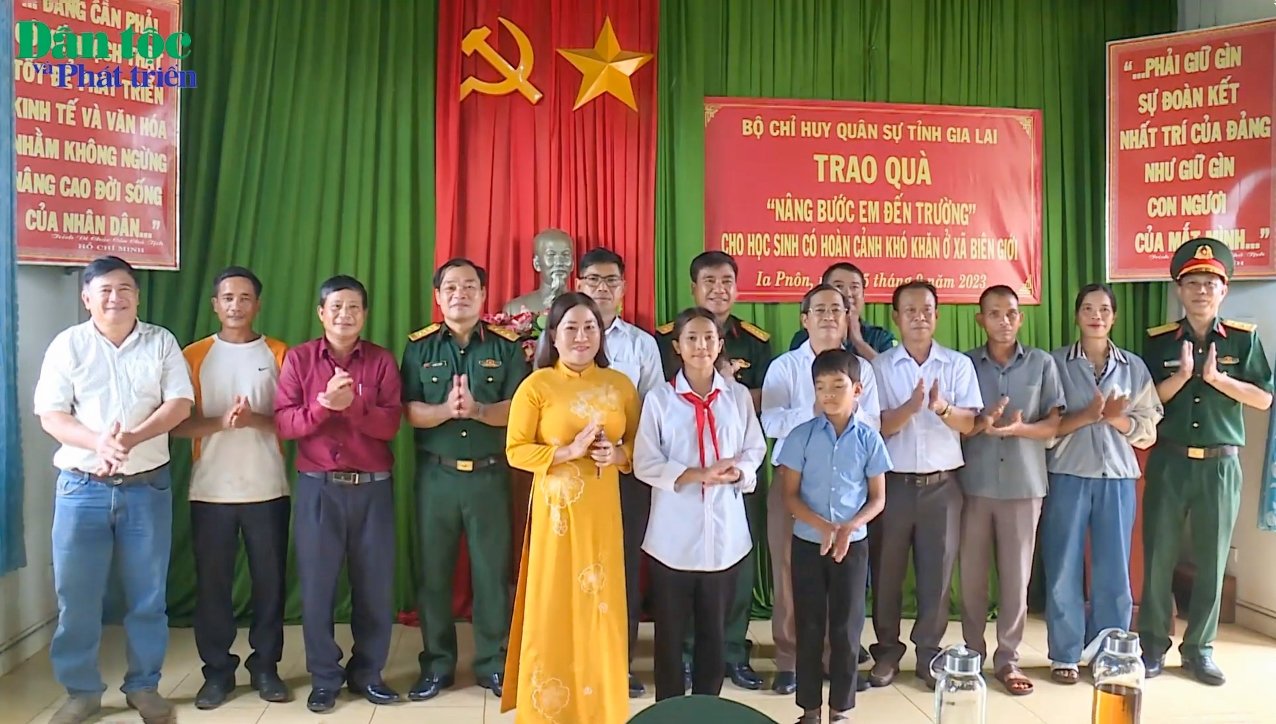 “Nâng bước em tới trường” - Chương trình nhiều ý nghĩa trên vùng biên giới Gia Lai