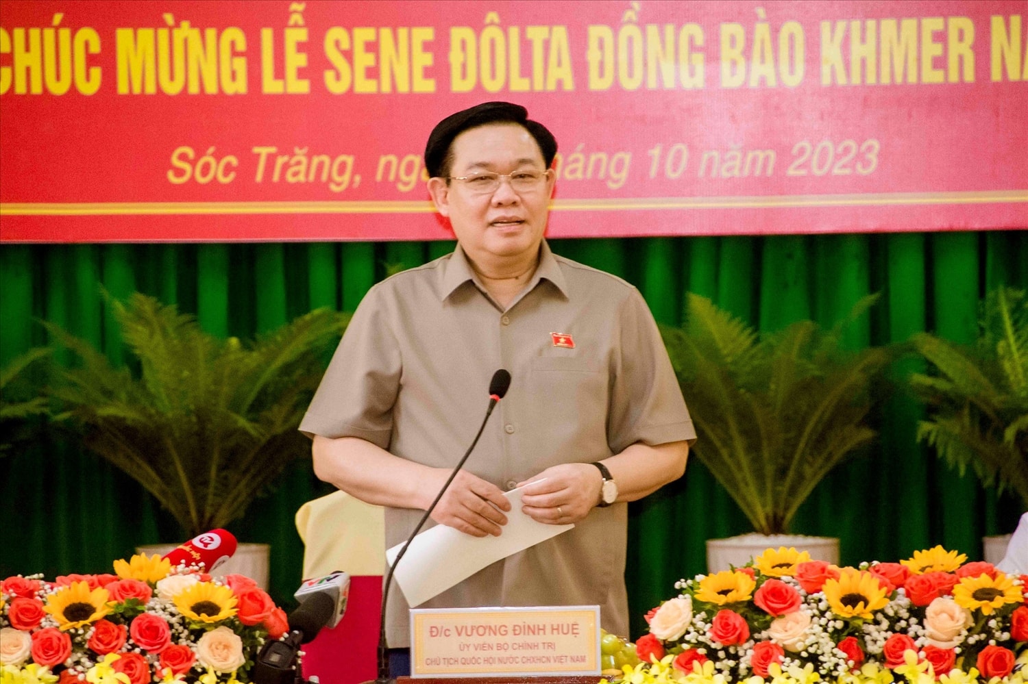 Ủy viên Bộ Chính trị, Chủ tịch Quốc hội Vương Đình Huệ chúc mừng các vị hòa thượng, thượng tọa, đại đức, chức sắc tôn giáo cùng cán bộ, chiến sĩ, và toàn thể đồng bào dân tộc Khmer cùng nhau đón Lễ Sen Dolta đầm ấm, vui tươi và hạnh phúc. Ủy viên Bộ Chính trị, Chủ tịch Quốc hội Vương Đình Huệ chúc mừng các vị hòa thượng, thượng tọa, đại đức, chức sắc tôn giáo cùng cán bộ, chiến sĩ, và toàn thể đồng bào dân tộc Khmer cùng nhau đón Lễ Sen Dolta đầm ấm, vui tươi và hạnh phúc.