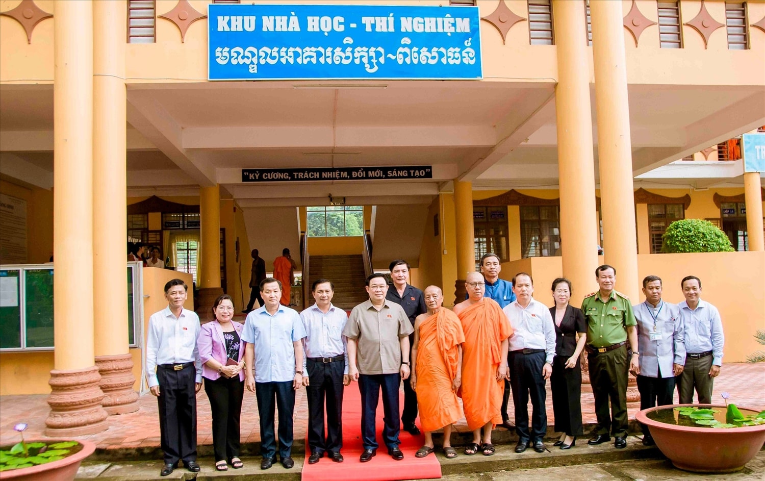 Chủ tịch Quốc hội Vương Đình Huệ cùng Phó Thủ tướng Chính phủ Lê Minh Khái và đoàn công tác Quốc hội chụp ảnh lưu niệm với lãnh đạo Tỉnh ủy, UBND tỉnh Sóc Trăng tại Trường Bổ túc Văn hóa Pali Trung cấp Nam bộ Chủ tịch Quốc hội Vương Đình Huệ cùng Phó Thủ tướng Chính phủ Lê Minh Khái và đoàn công tác Quốc hội chụp ảnh lưu niệm với lãnh đạo Tỉnh ủy, UBND tỉnh Sóc Trăng tại Trường Bổ túc Văn hóa Pali Trung cấp Nam bộ