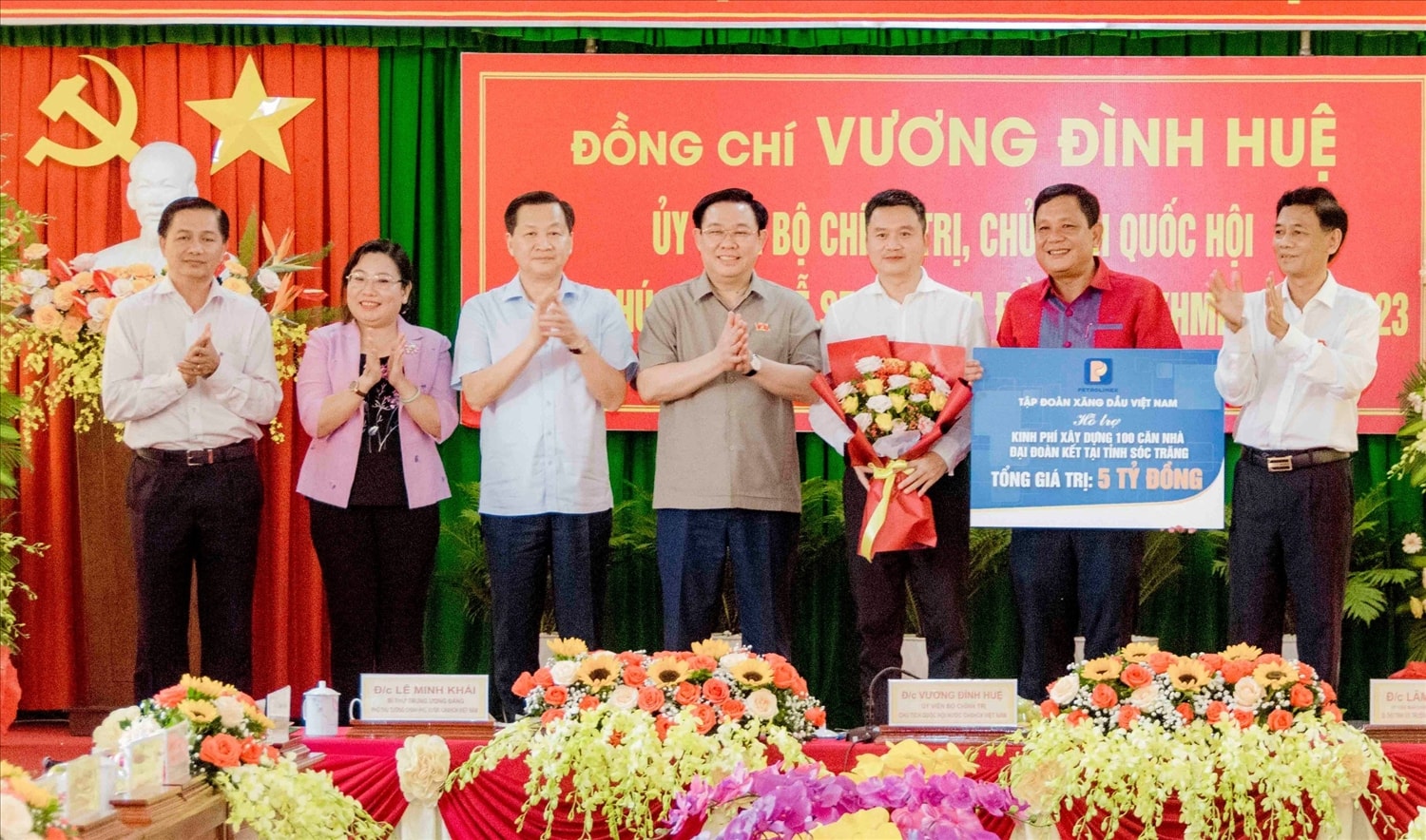 Chủ tịch Quốc hội Vương Đình Huệ; Phó Thủ tướng Chính phủ Lê Minh Khái chụp ảnh lưu niệm cùng Tập đoàn Xăng dầu Việt Nam và lãnh đạo Tỉnh ủy, UBND tỉnh Sóc Trăng tại buổi trao tặng 100 căn nhà đại Đoàn kết cho hộ nghèo, cận nghèo, hộ đặc biệt khó khăn của tỉnh Sóc Trăng Chủ tịch Quốc hội Vương Đình Huệ; Phó Thủ tướng Chính phủ Lê Minh Khái chụp ảnh lưu niệm cùng Tập đoàn Xăng dầu Việt Nam và lãnh đạo Tỉnh ủy, UBND tỉnh Sóc Trăng tại buổi trao tặng 100 căn nhà đại Đoàn kết cho hộ nghèo, cận nghèo, hộ đặc biệt khó khăn của tỉnh Sóc Trăng