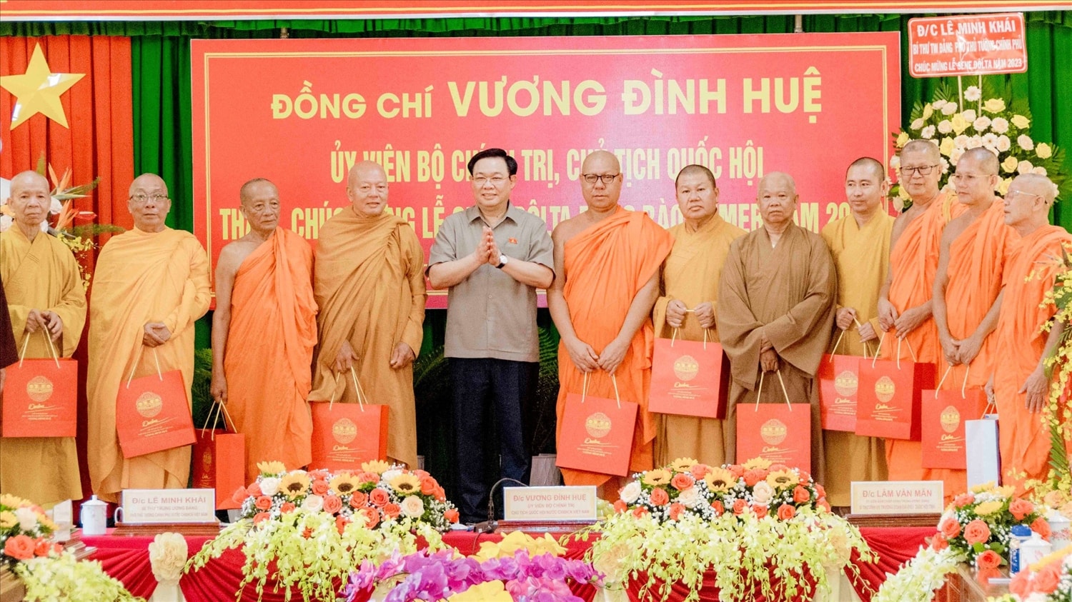 Ủy viên Bộ Chính trị, Chủ tịch Quốc hội Vương Đình Huệ tặng quà cho Hội Đoàn kết sư sãi yêu nước tỉnh Sóc Trăng Ủy viên Bộ Chính trị, Chủ tịch Quốc hội Vương Đình Huệ tặng quà cho Hội Đoàn kết sư sãi yêu nước tỉnh Sóc Trăng